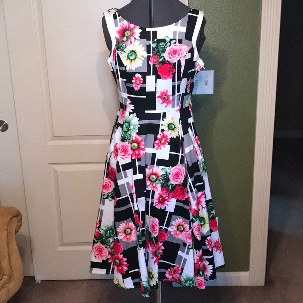Black/white Floral Print Dress with pockets.
